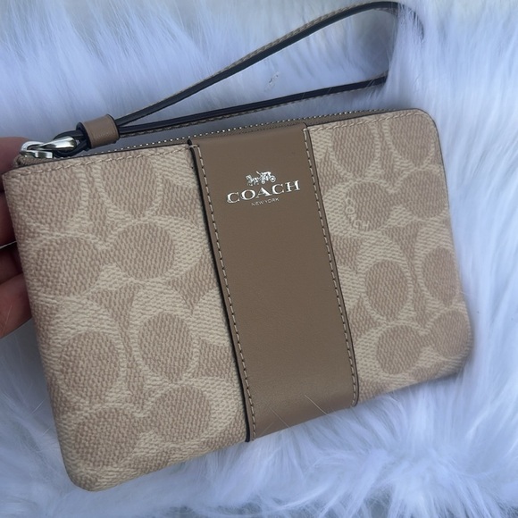 New COACH Corner Zip Wristlet In Signature Canvas With Stripe - Picture 5 of 7